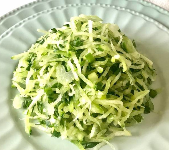 Дайкон с огурцом и зеленью