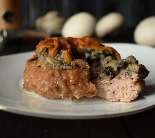 Ватрушка мясная с грибным жульеном
