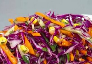 Из краснокочанной капусты с морковью, огурцом и кукурузой
